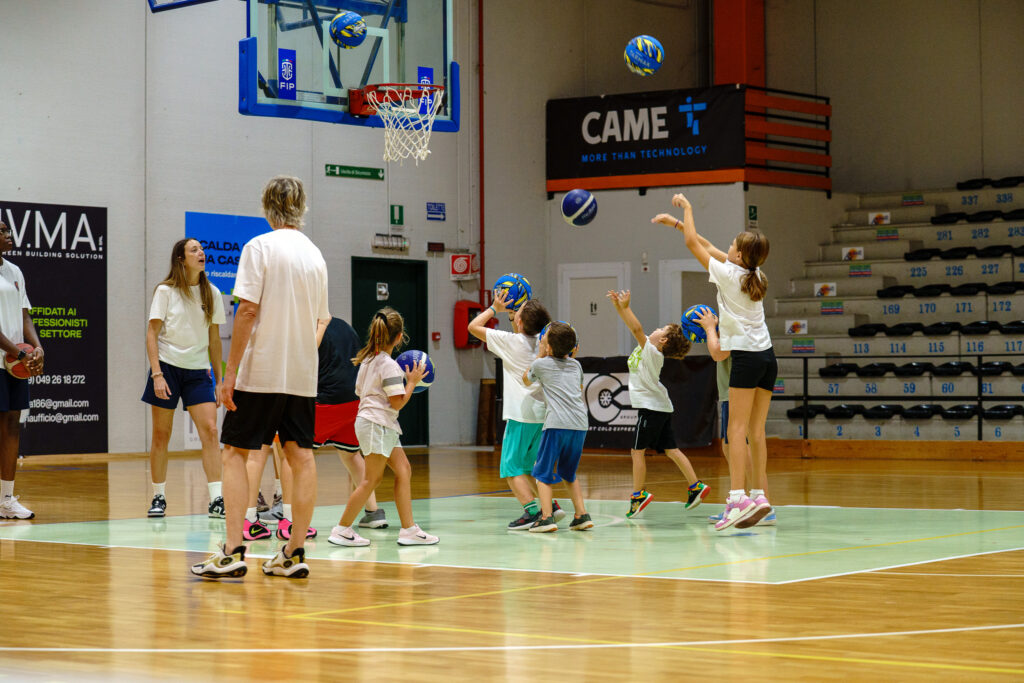 Bambine e bambini durante un allenamento di minibasket NPT
